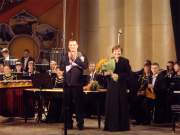 Солист на ударных инструментах Виктор Сыч, Галина Перевозникова и ее оркестр после великолепного исполнения Концерта для маримбы, вибрафона и оркестра народных инструментов М. Броннера.