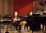 Народный артист России, профессор Михаил Горобцов в сопровождении автора, Михаила Броннера, представили слушателям "Две колыбельные" из цикла "Колыбельные песни" для домры-альт и фортепиано.