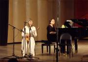 Вера Макарова, лауреат международного конкурса, солистка Красноярского филармонического русского оркестра представила на фестивале очень интересное собственное сочинение "Думы" без сопровождения, а затем задорно исполнила "Елочки-сосеночки" Е. Быкова с концертмейстером Викторией Гойхман.