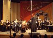 Лауреаты всероссийских и международных конкурсов Светлана Смоляр (домра-альт) и Константин Захарато (балалайка), дирижер Галина Перевозникова.