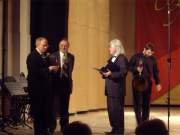 Диплом и награда фестиваля вручается легендарному украинскому домристу, заслуженному деятелю искусств Украины, профессору Борису Михееву (в центре). Награду вручают В. Гребенников и А. Марчаковский.